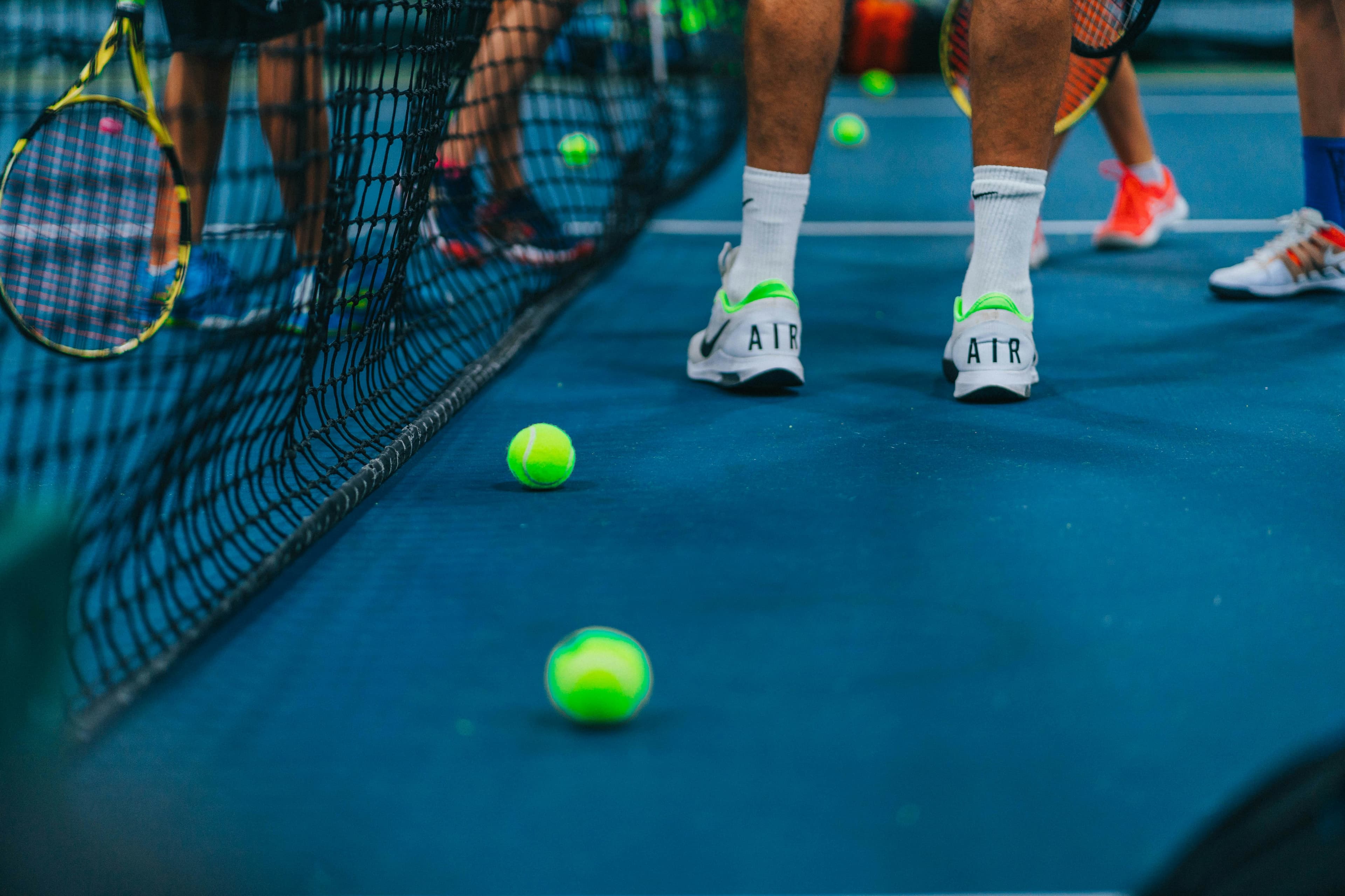 Padel coach during a group session on Lob